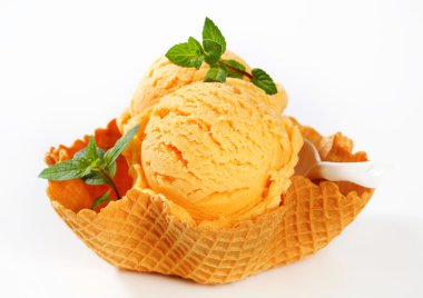 waffle sepet içinde portakal şerbeti