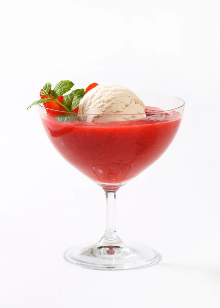 Ice cream with strawberry puree — Stock Photo, Image