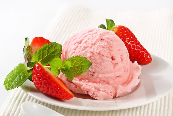 Gelato alla fragola — Foto Stock