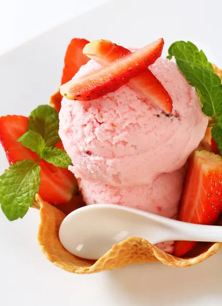 Glace aux fraises dans un panier à gaufres — Photo