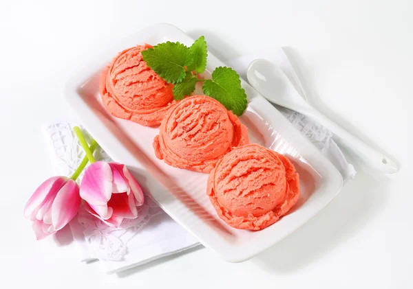 Scoops of fruit sherbet and fresh tulips — Stock Photo, Image