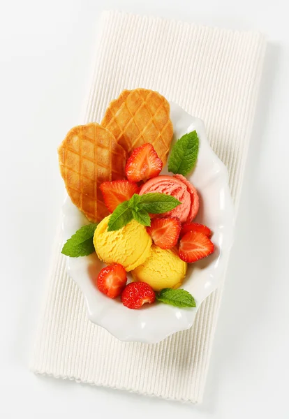 Ice cream with fresh strawberries — Stock Photo, Image