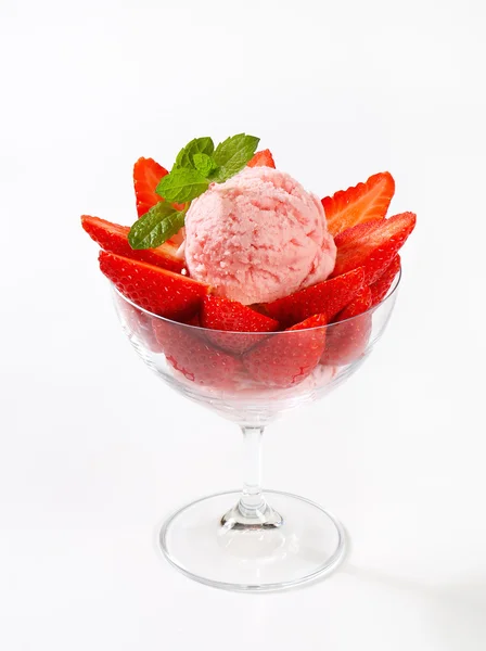 신선 한 딸기를 곁들인 아이스크림 — 스톡 사진
