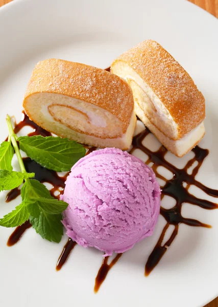 Swiss roll with ice cream — Stock Photo, Image