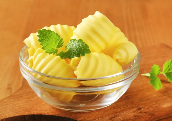 Schüssel mit Butter-Locken — Stockfoto