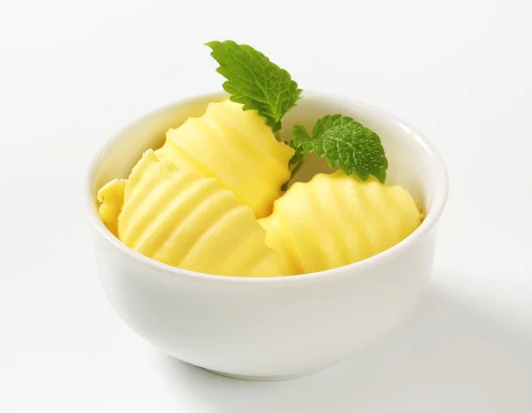 Schüssel mit Butter-Locken — Stockfoto