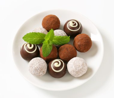 çeşitli çikolata truffles