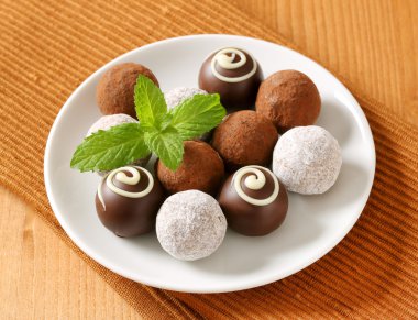 çeşitli çikolata truffles