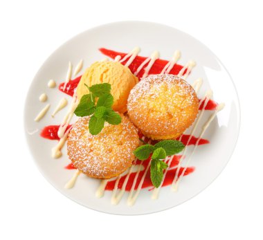 dondurma ile cupcakes dolu puding