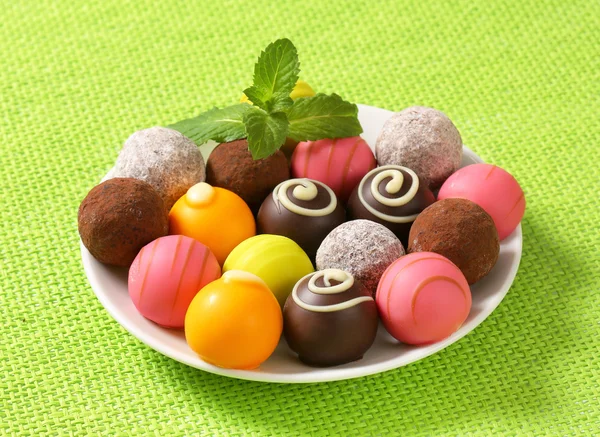 Różne czekoladowe trufle i Cukierki-pralinki — Zdjęcie stockowe