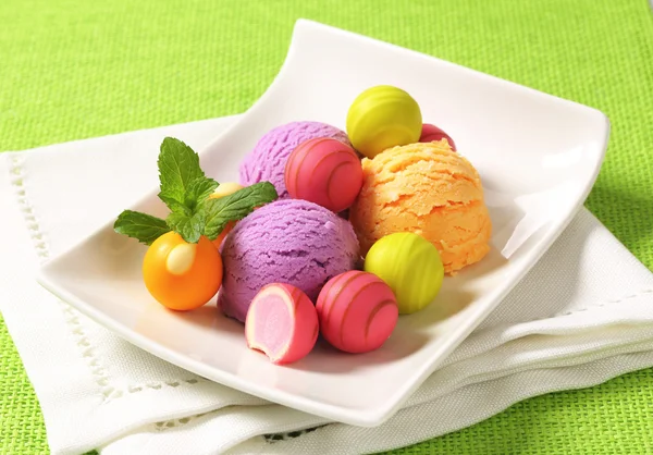 水果口味的冰淇淋和巧克力 — 图库照片