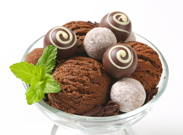 Choklad glass och tryffel — Stockfoto