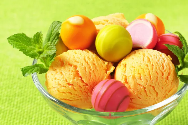 Fruit-flavored ice cream and pralines — Stock Photo, Image