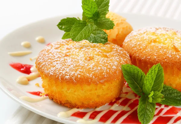 Pudding filled cupcakes  with ice cream — Stock Photo, Image