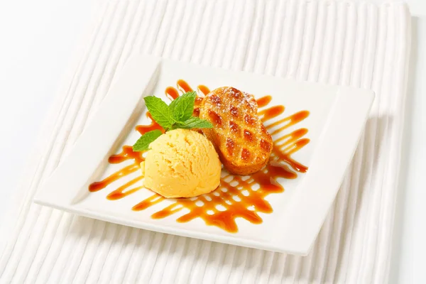 Pequeños pasteles holandeses con helado y salsa de llovizna —  Fotos de Stock