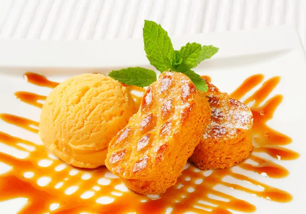 Pequeños pasteles holandeses con helado y salsa de llovizna —  Fotos de Stock