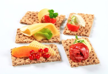 bütün tahıl crispbread çeşitli soslar ile