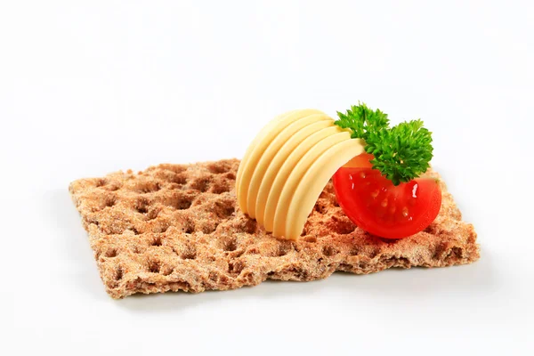 Bütün taneli crispbread ve tereyağı — Stok fotoğraf