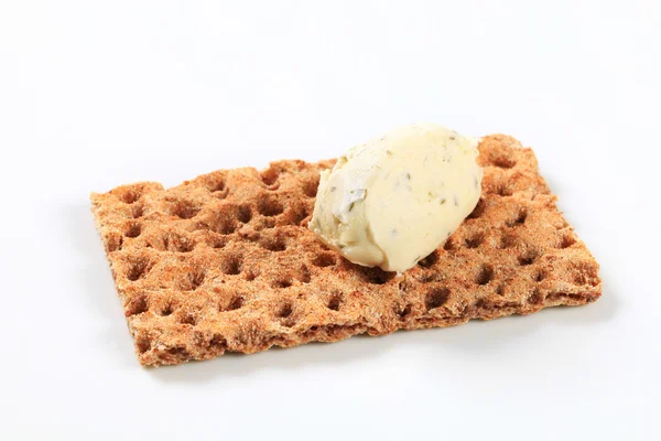 Pan crujiente de grano entero con mousse de queso crema — Foto de Stock