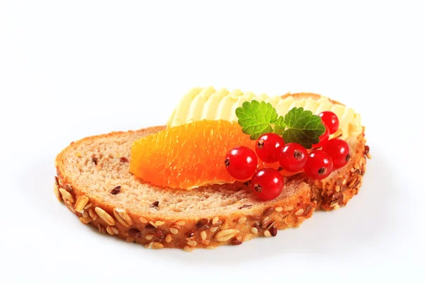 Pane con burro e frutta — Foto Stock