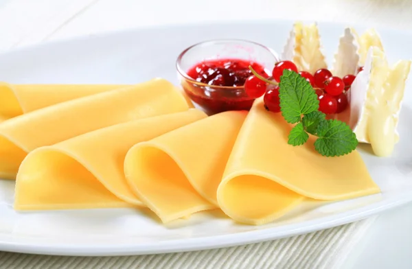 Käse und rote Johannisbeersoße — Stockfoto