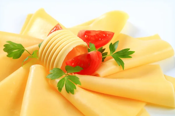 Scheibenkäse, Butter und Tomatenkeile — Stockfoto