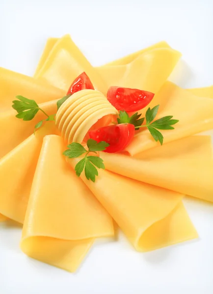 Cuñas de queso, mantequilla y tomate en rodajas —  Fotos de Stock