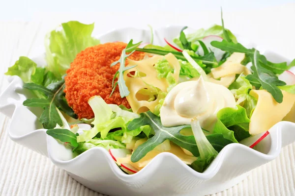 Зеленый салат с сыром — стоковое фото