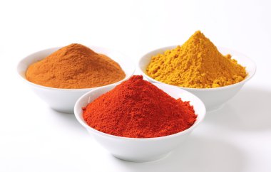 köri tozu, kırmızı biber ve kara tarçın