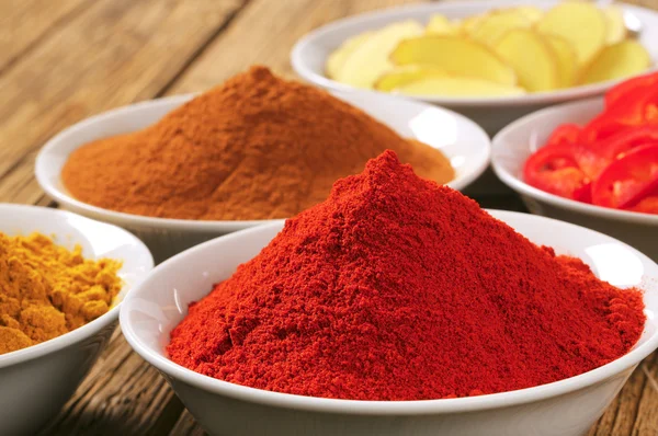 Curry powder, paprika,  ground cinnamon, sliced ginger root and — Stock Photo, Image