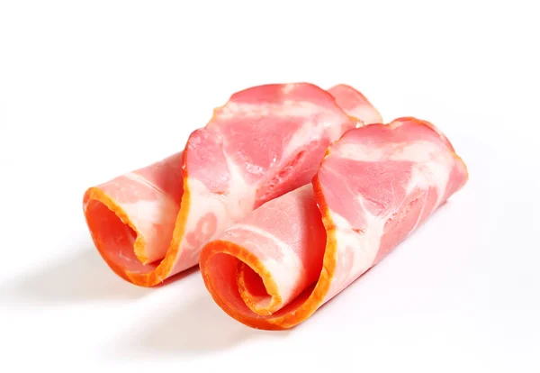 Scheiben geräuchertes Schweinefleisch - zusammengerollt — Stockfoto