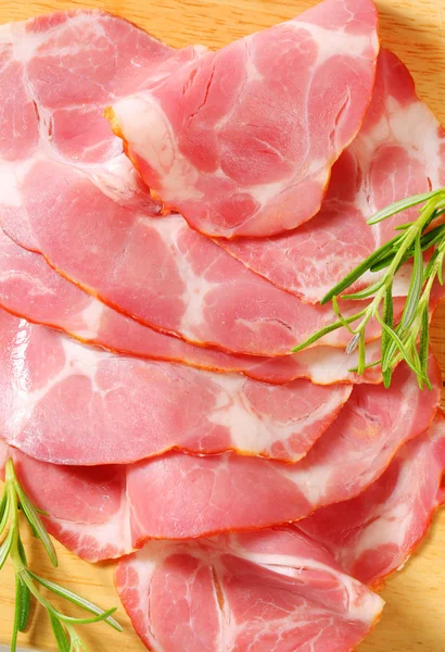 Dünne Scheiben geräucherter Schweinehals — Stockfoto