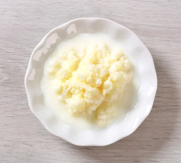 Молоко кефір, зернові (тибетських гриб) — стокове фото