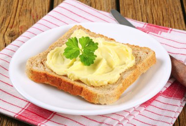 sandviç ekmeği tereyağı ile