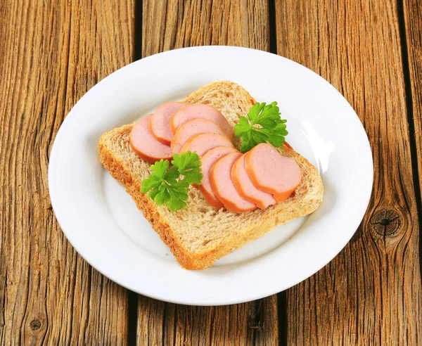 Teljes kiőrlésű kenyér, a szeletelt kolbászt — Stock Fotó