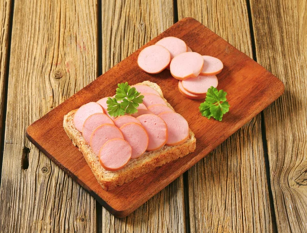 Pane integrale con salsiccia affettata — Foto Stock