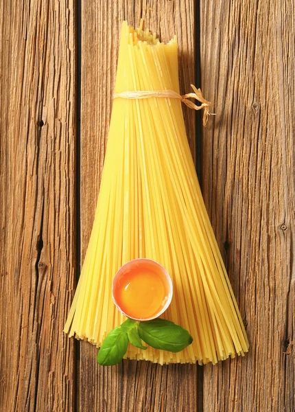 Kuru spagetti ve çiğ yumurta — Stok fotoğraf