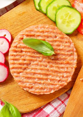çiğ kıyma patty ve sebze
