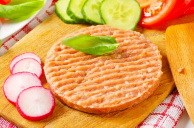 çiğ kıyma patty ve sebze