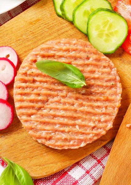 Produtos hortícolas e carne picada em bruto — Fotografia de Stock