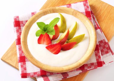meyve pudingle sütü