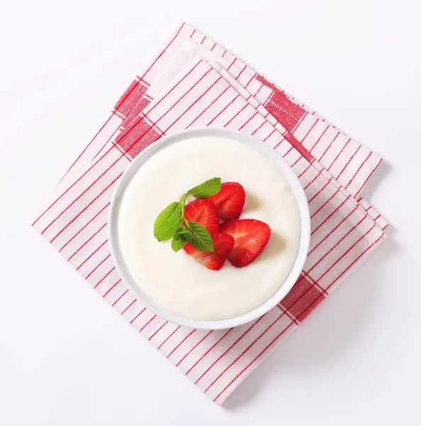 Milk pudding with strawberries — Stock Photo, Image