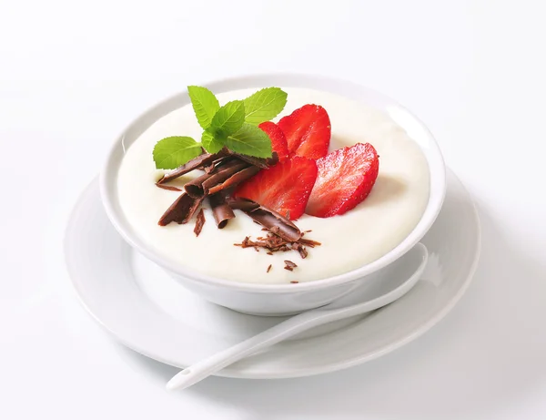 Melk pudding met aardbeien — Stockfoto