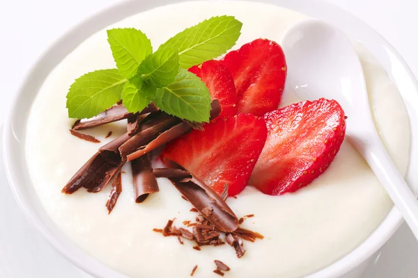 Milk pudding with strawberries — Stock Photo, Image