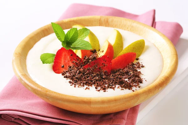 Milk pudding with fruit — Stock Photo, Image