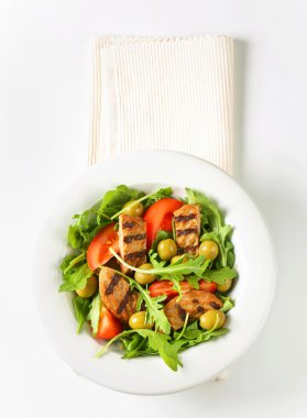 ızgara patty ile taze sebze salatası