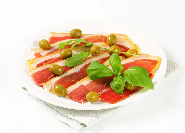 Prosciutto crudo com azeitonas verdes — Fotografia de Stock