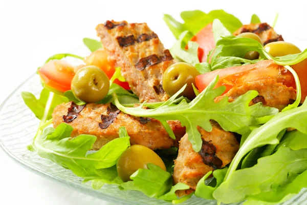 Gegrilde patty met verse plantaardige salade — Stockfoto