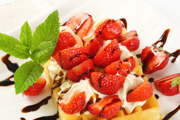 Knusprige Waffel mit Erdbeeren und Sahne — Stockfoto