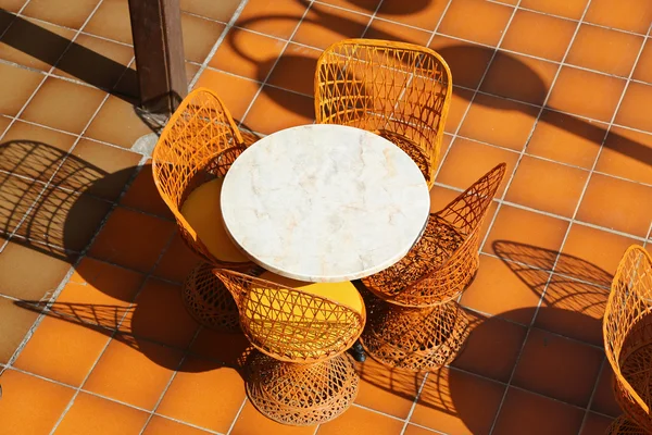 Round table and wicker chairs — Stock Photo, Image